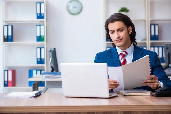 Junger männlicher Geschäftsmann arbeitet im Büro — Stockfoto