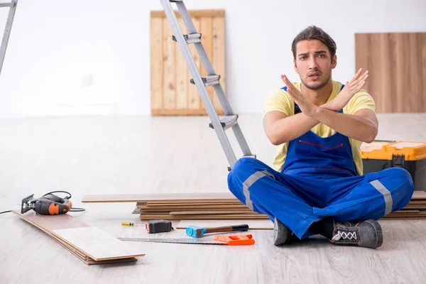 Junger männlicher Bauunternehmer arbeitet in Innenräumen — Stockfoto