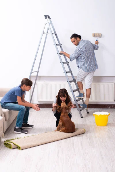 Joven familia haciendo la renovación del hogar — Foto de Stock
