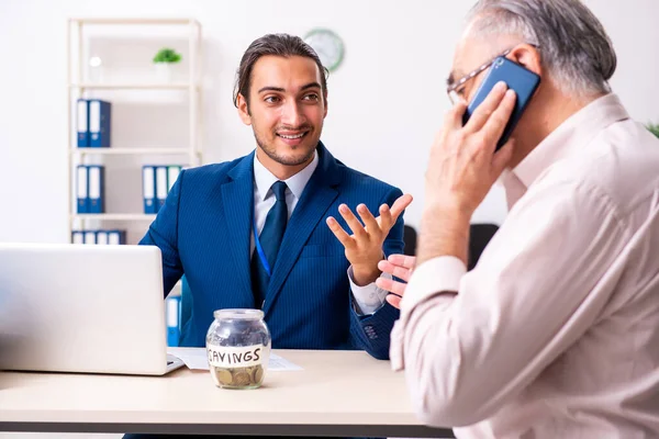 Asesor financiero dando consejos de jubilación al anciano — Foto de Stock