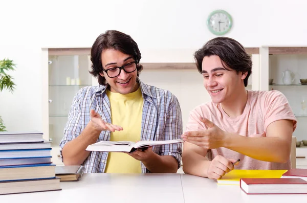 Dois estudantes do sexo masculino se preparando para exames em casa — Fotografia de Stock