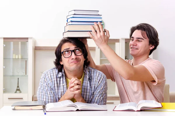 Twee mannelijke studenten bereiden zich thuis voor op examens — Stockfoto