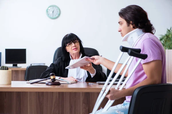 Homme handicapé consultant juge pour les litiges en dommages et intérêts — Photo