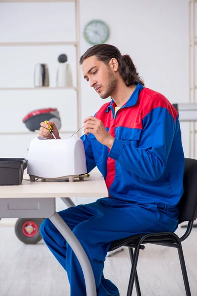 若い男性請負業者ワークショップでトースターを修理 — ストック写真
