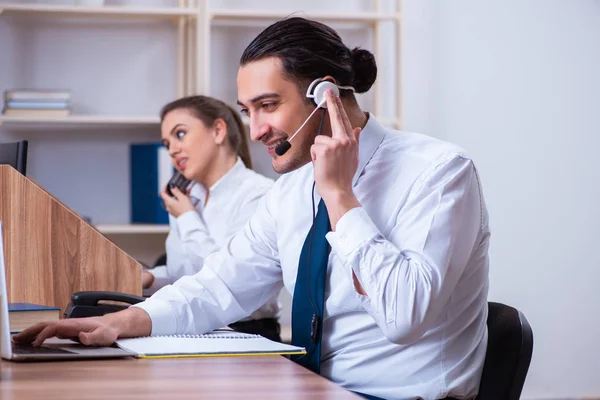 Operatori di call center che lavorano in ufficio — Foto Stock