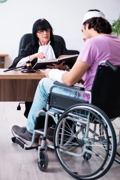 Behinderter Mann berät Richter im Schadensersatzprozess — Stockfoto