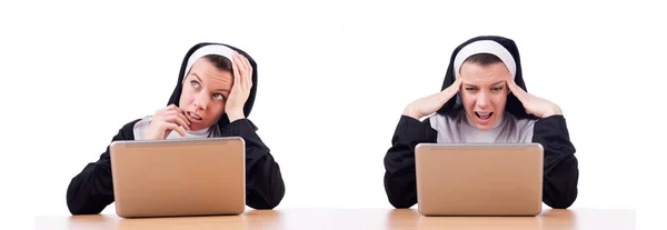 Zakonnica pracująca na laptopie - koncepcja religijna — Zdjęcie stockowe