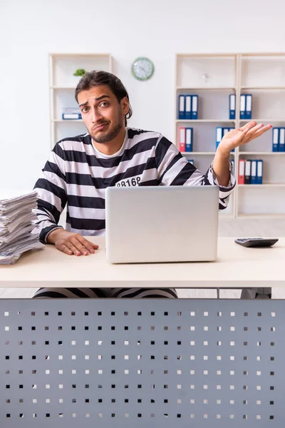 Jonge werknemer voelt zich als gevangene op het werk — Stockfoto