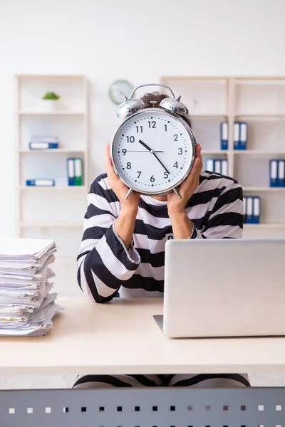 Jonge werknemer voelt zich als gevangene op het werk — Stockfoto