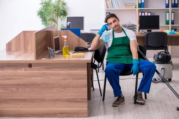 Jung hübsch unternehmer putzen die büro — Stockfoto