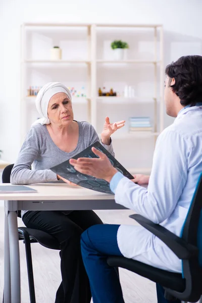 Jonge mannelijke arts en vrouwelijke oncologie patiënt — Stockfoto