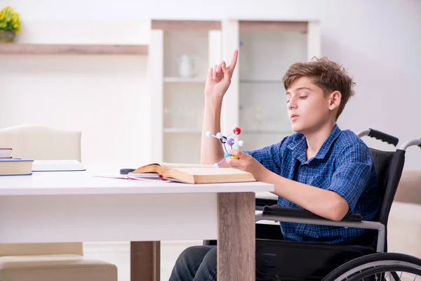 Niño discapacitado preparándose para la escuela en casa — Foto de Stock