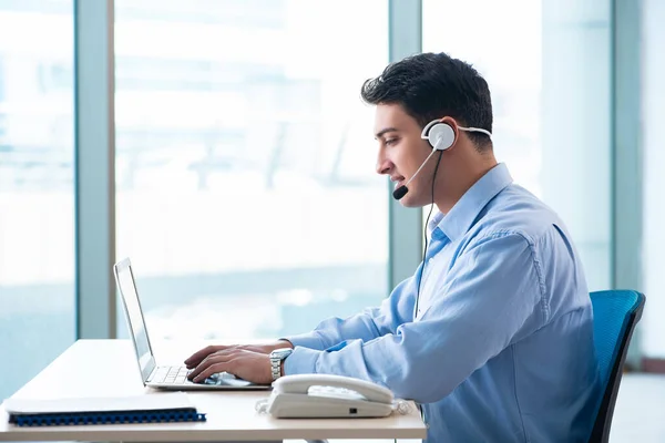 Operador de call center masculino no conceito de negócio — Fotografia de Stock