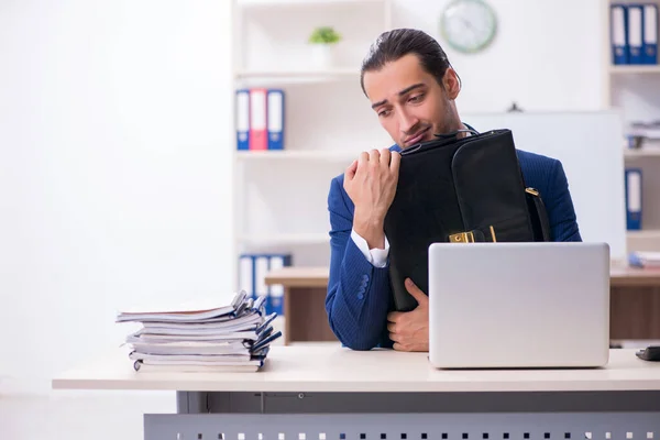 Young male businessman working in the office — Stock Photo, Image