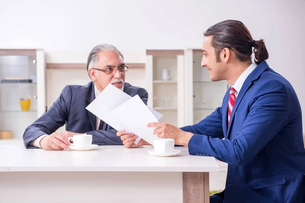 Zwei Geschäftsleute diskutieren über Geschäfte im Amt — Stockfoto