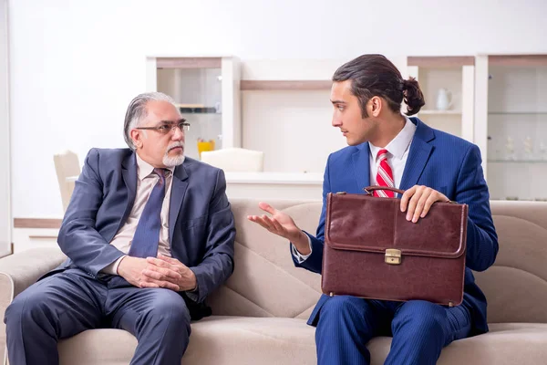 Двое бизнесменов обсуждают бизнес в офисе — стоковое фото