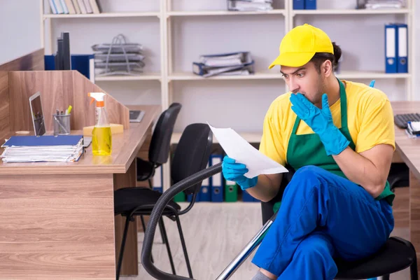 Young male contractor cleaning the office — Stock Photo, Image