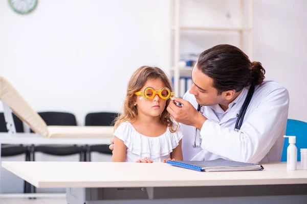 Jovem médico pediatra com menina pequena — Fotografia de Stock