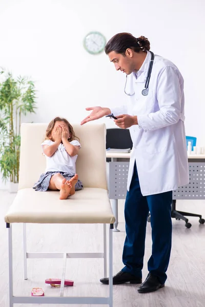 Joven pediatra médico con niña pequeña — Foto de Stock