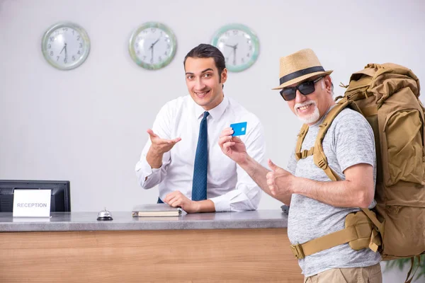 Mochilero en la recepción del hotel — Foto de Stock