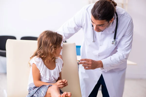 Jovem médico pediatra com menina pequena — Fotografia de Stock