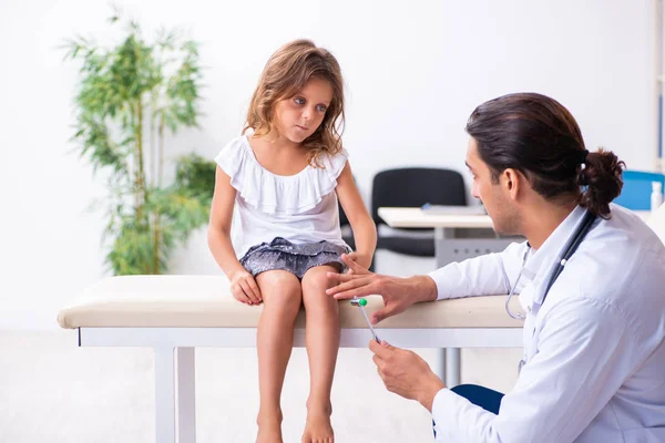 Jovem médico pediatra com menina pequena — Fotografia de Stock