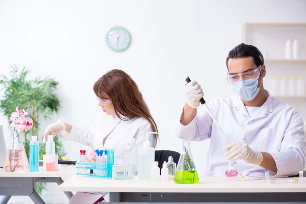 Dois químicos a trabalhar no laboratório — Fotografia de Stock