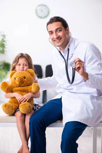 Joven pediatra médico con niña pequeña — Foto de Stock