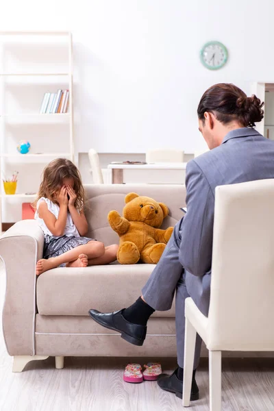 Child psychologist attending small girl — Stock Photo, Image