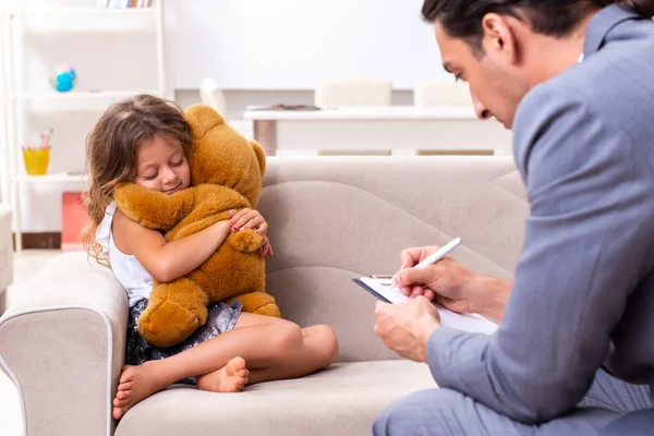 Детский психолог посещает маленькую девочку — стоковое фото