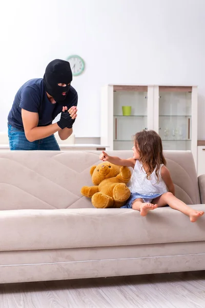 Concepto de tráfico y abuso infantil con niña pequeña — Foto de Stock