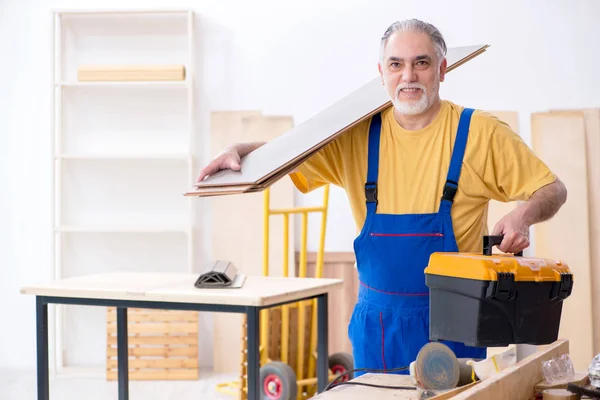 Alter Tischler arbeitet in Werkstatt — Stockfoto