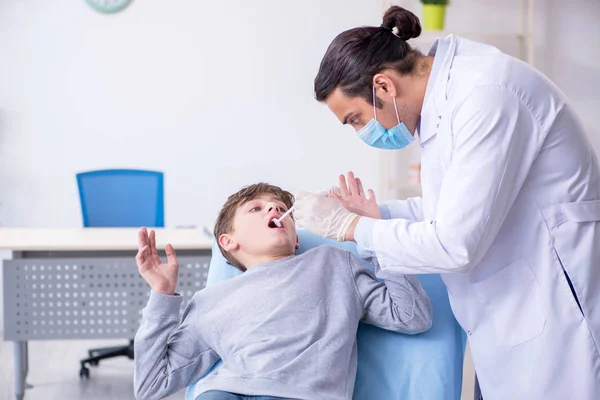 Giovane ragazzo in visita medico in ospedale — Foto Stock