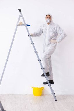 İnşaat alanında çalışan bir ressam.