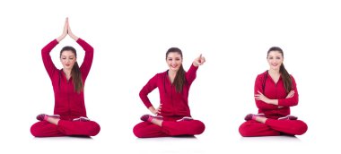 Beyazlar üzerinde egzersiz yapan genç bir kadın.