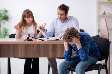 Boşanan aile çocuk velayetini bölmeye çalışıyor.