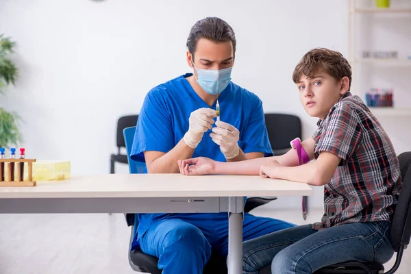 Młody chłopiec odwiedza lekarza w szpitalu — Zdjęcie stockowe