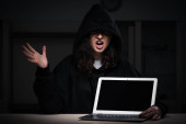 Žena hacker hacking zabezpečení firewall pozdě v kanceláři