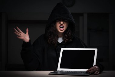 Ofiste güvenlik duvarını hackleyen kadın hacker.