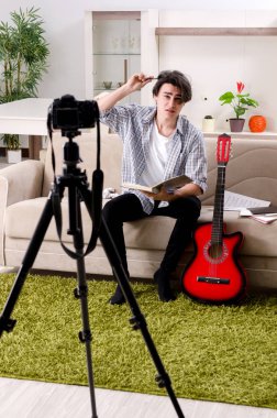 Genç gitarist blogu için video kaydediyor