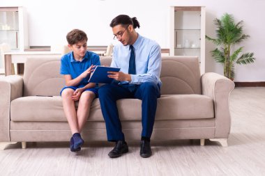 İnternet bağımlısı çocuk erkek doktoru ziyaret ediyor.