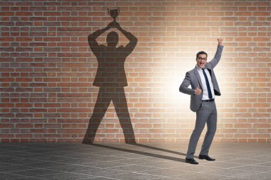 Büyük başarı konseptinde iş adamı