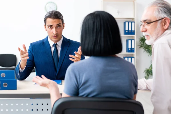 Asesora financiera dando consejos de jubilación a pareja mayor —  Fotos de Stock