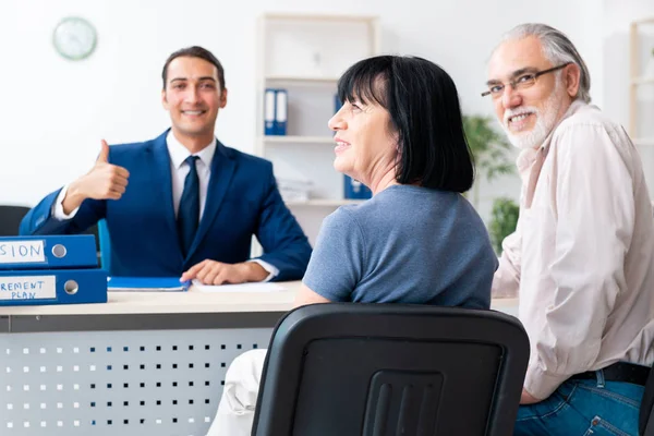 Consulente finanziario che dà consigli pensionistici a coppie anziane — Foto Stock