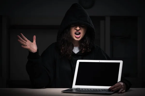 Női hacker hacker hacker biztonsági tűzfal késő irodában — Stock Fotó