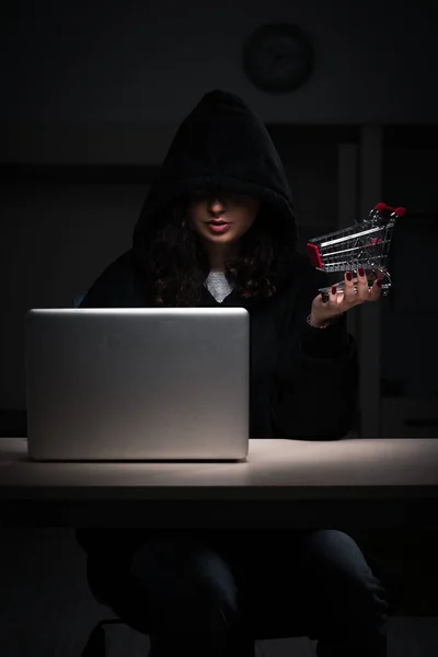Femeie hacker hacking firewall de securitate târziu în birou — Fotografie, imagine de stoc