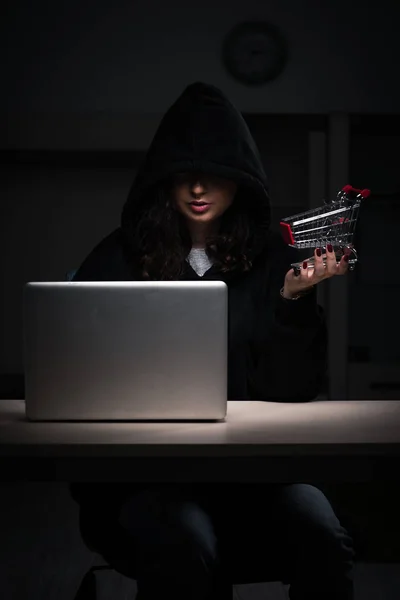 Mujer hacker piratería firewall de seguridad tarde en la oficina —  Fotos de Stock