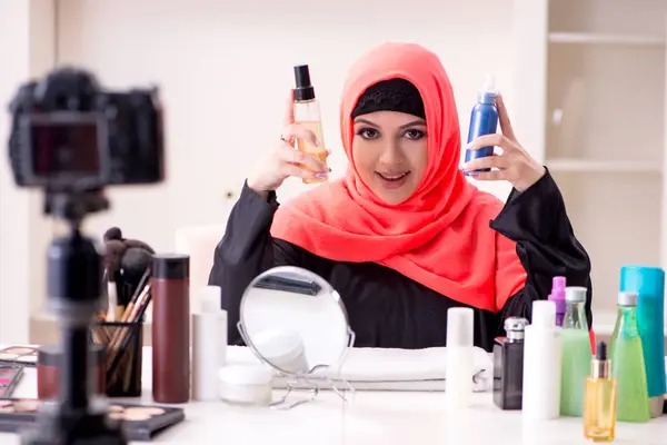 Skönhetsbloggare i hijab inspelning video för hennes blogg — Stockfoto