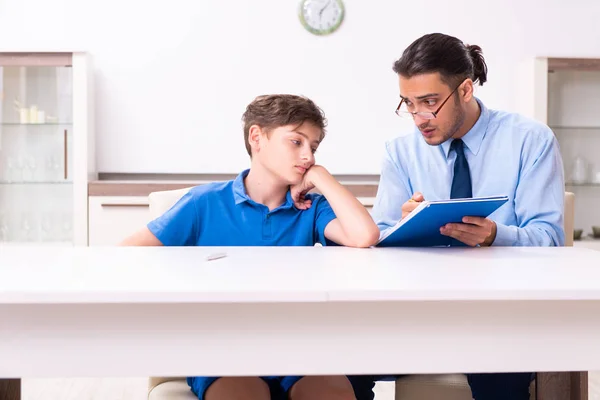 Drukke vader helpt zijn zoon voor te bereiden op examen — Stockfoto