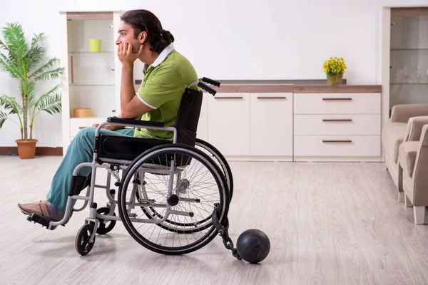 坐在轮椅上病倒的男青年在家里受苦 — 图库照片